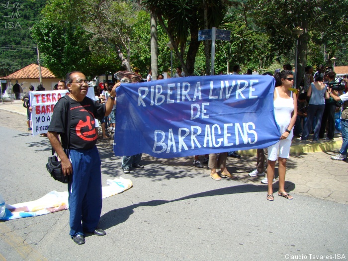 Manifestação em Adrianópolis, em 2009, pedia o Ribeira livre de barragens. Irmão Ivo Fiuza dos Santos, da Eaacone, que faleceu em 2016, vinha à frente empunhando a faixa (Foto: Claudio Tavares/ISA)