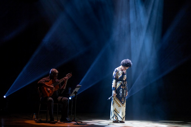 A cantora Teresa Cristina ao final de uma de suas apresentações (Foto: Theodora Duvivier)