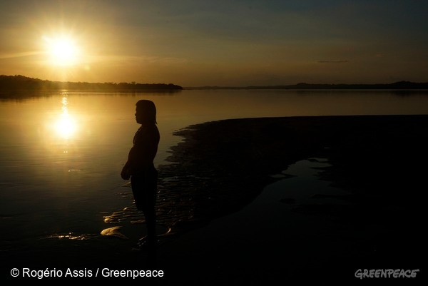 Índio do povo Munduruku observa o rio Tapajós