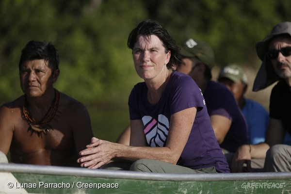 Bunny McDiarmid cruzando o rio Tapajós com lideranças Munduruku