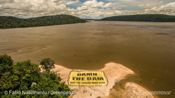 Protesto dos Munduruku para o mundo inteiro às margens do rio Tapajós. A frase, um trocadilho em inglês, significa "dane-se a barragem" em português