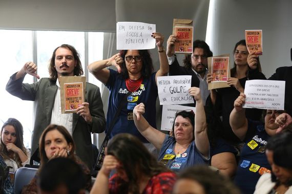Manifestantes em audiência pública da Comissão Mista sobre a MP 746/16 (Foto: Marcelo Camargo/Agência Brasil)