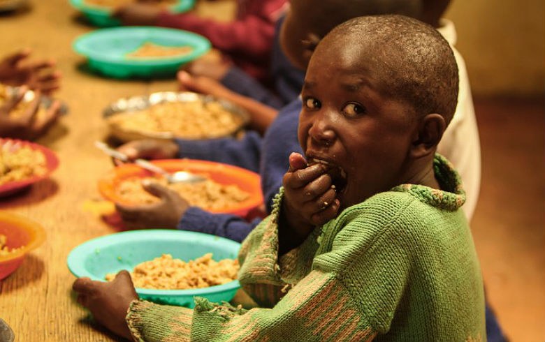 Relatório da Oxfam destaca que 1 em cada 10 pessoas no mundo sobrevive com menos de US$ 2 por dia (Foto: Feed my starving children/flickr/creative commons)