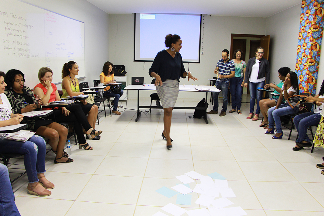 Iara Andrade, diretora da Sec. de Mulheres da Unicafes Nacional coordenando as atividades (Foto: Reprodução/Unicafes)