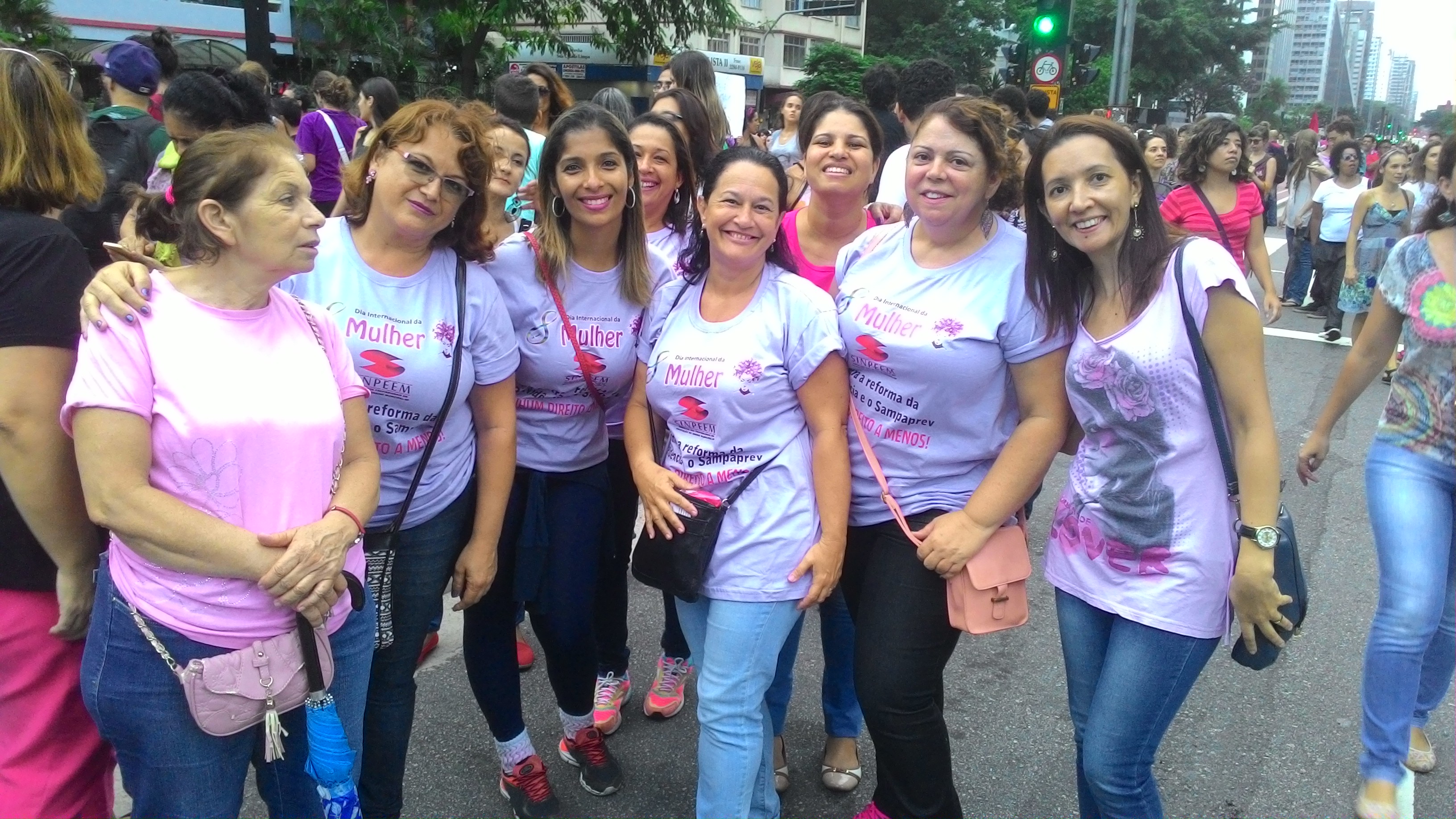 Professoras da rede municipal de ensino em ato na Avenida Paulita (Foto: Kaique Santos)