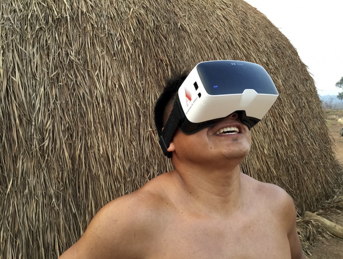 Apaiyupe Waurá com o óculos da realidade virtual durante as filmagens na aldeia (Foto: Tadeu Jungle)