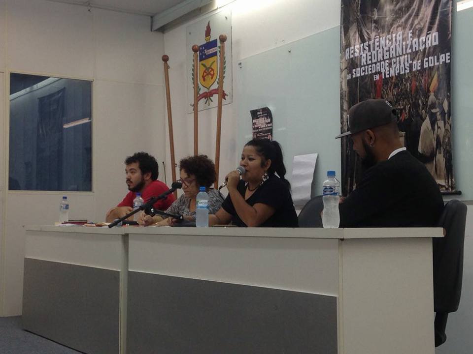 Na mesa, da esquerda para a direita, Vítor, Eleutéria, Kerexu e Douglas (Fotos: Maíra Vannuchi)