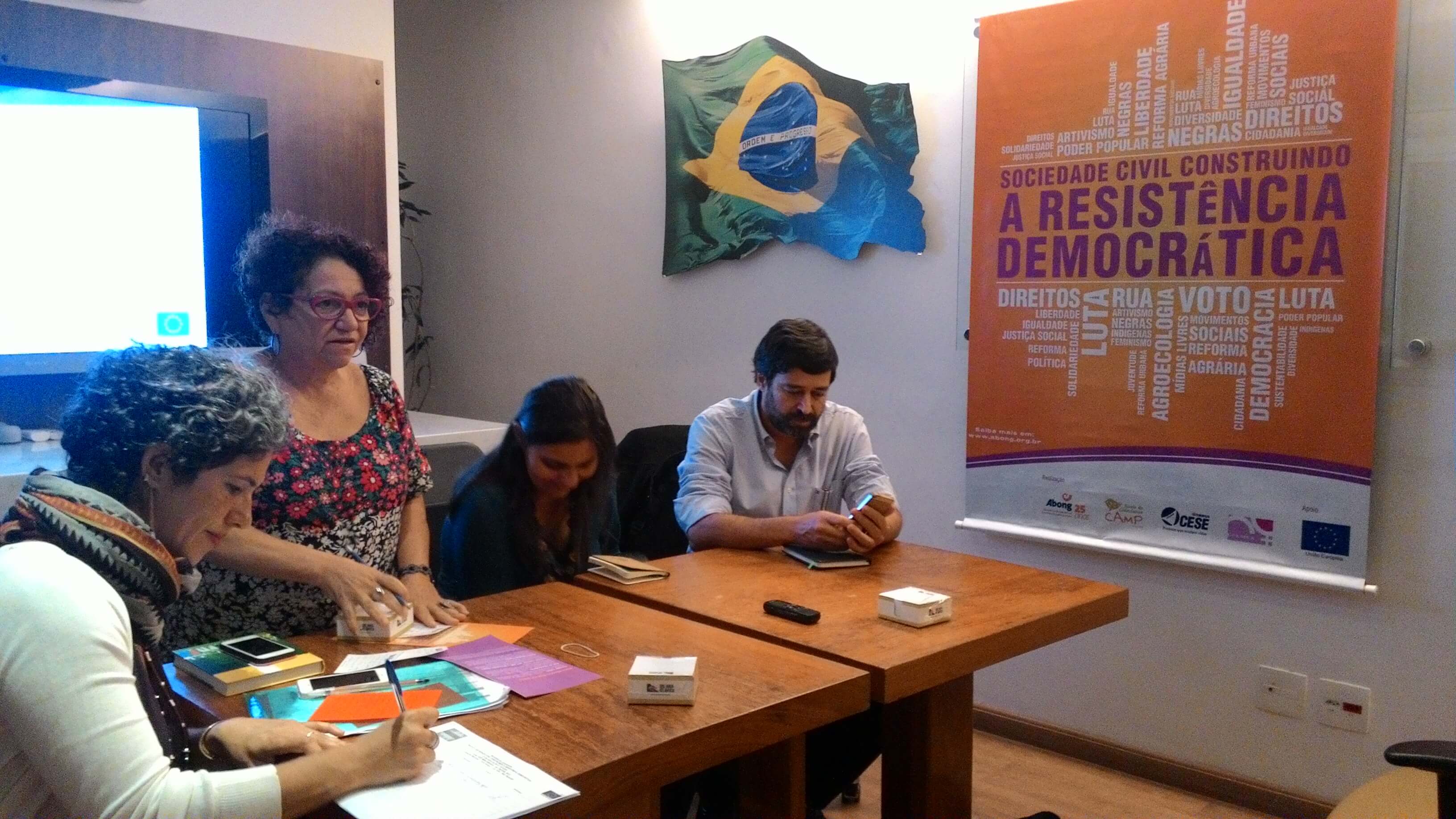 Mesa de debates com Natália Mori, Eleutéria Amora, Natalia Szermeta e Eduardo Tadeu (Foto: Amanda Proetti / Observatório)
