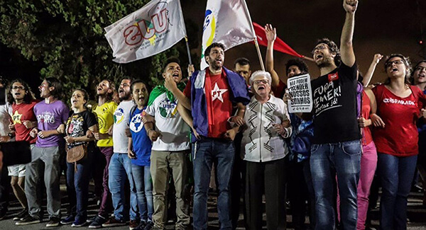 Manifestação contra a prisão de Lula no Aeroporto de Congonhas (Foto: Mídia Ninja)